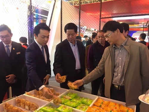 漳州市食品工业协会何红孙会长,龙海市林茂成副市长莅临展馆了解招商